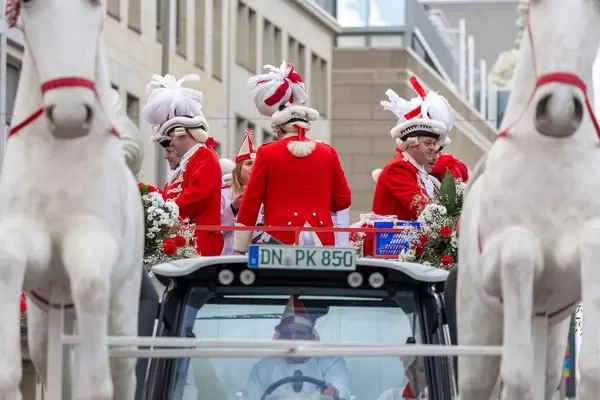 Rote Funken in ihrem Wagen mit weißen Pferden - Kölner Karneval 2018