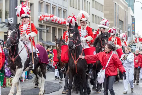 Rote Funken zu Pferd beim Rosenmontagszug - Kölner Karneval 2018