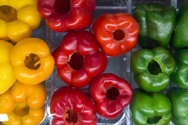 rote, gelbe und grüne ganze Paprika ohne Kerne von oben