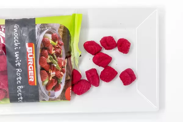 Rote Gnocchi mit roter Bete auf einem Teller