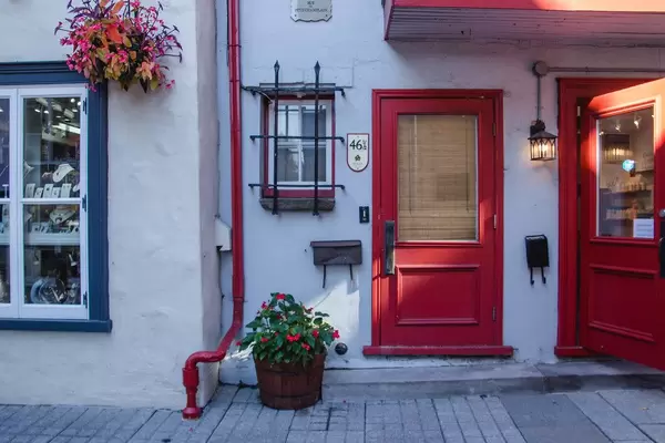 Rote Haustür mit Fenster und Blumen
