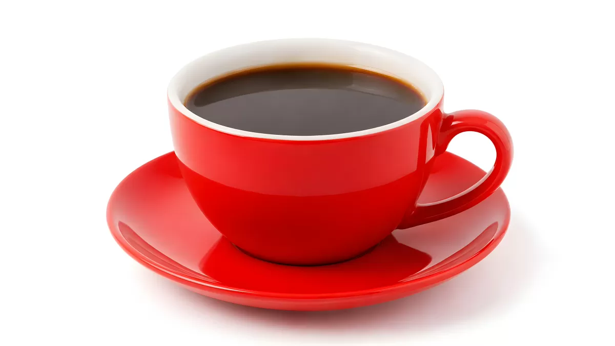 Rote Kaffeetasse mit schwarzem Kaffee auf Untertasse