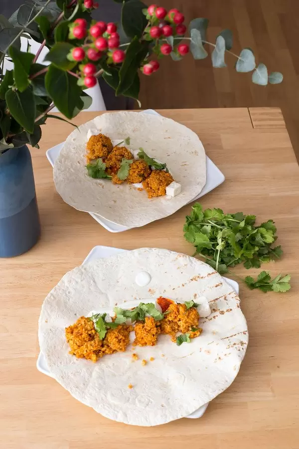 Rote Linsenbällchen mit Ajvar-Dip