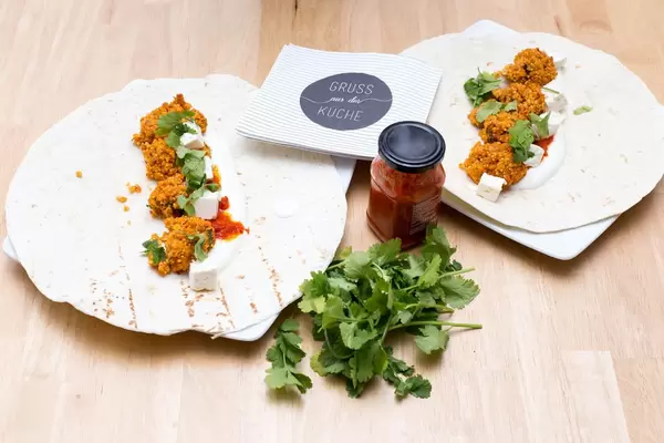 Rote Linsenbällchen mit Käsewürfeln, Ajvar-Dip und Petersilie