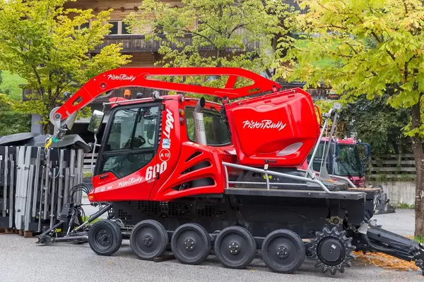 Rote Pistenraupe in Alpbach: PistenBully 600 zur Präparierung von Skipisten