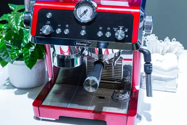Rote Premium Barista Espressomaschine: Pump Espresso Siebträger EC9335.R - La Specialista mit Sensor Grinding Technologie von DeLonghi