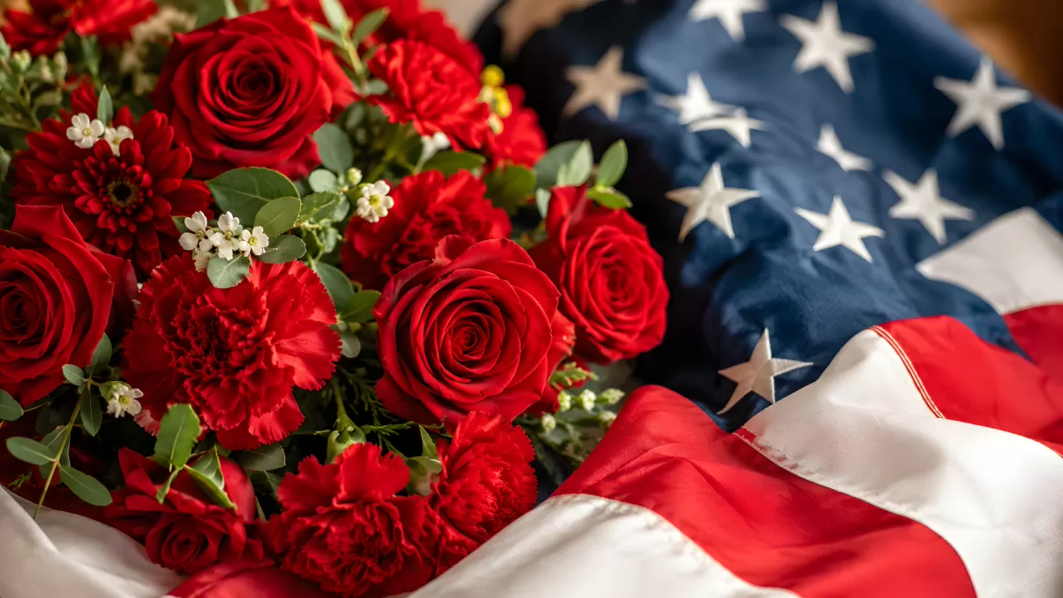 Rote Rosen und US-Flagge als patriotisches Arrangement