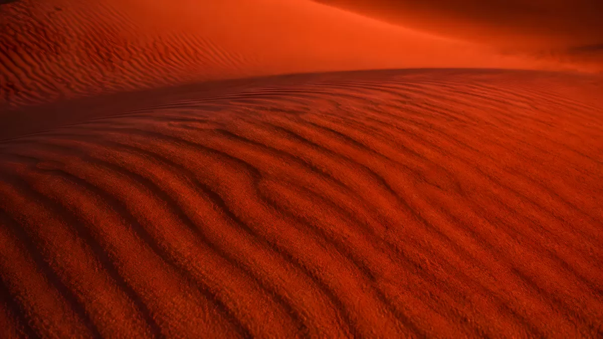 Rote Sanddünen in der Wüste bei Sonnenuntergang