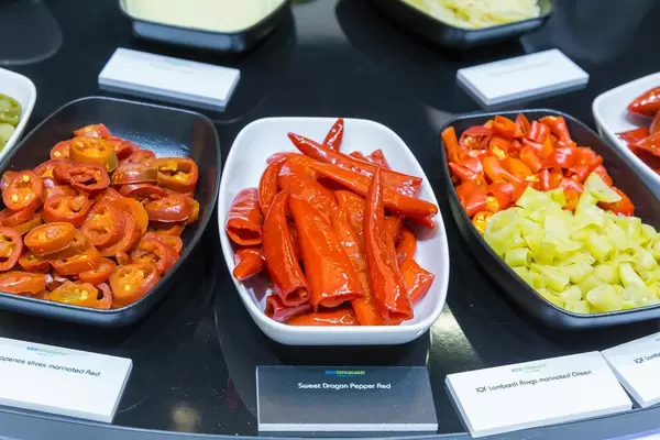 Rote sweet dragon pepper neben weiteren scharfen Peperoni und Paprika Arten