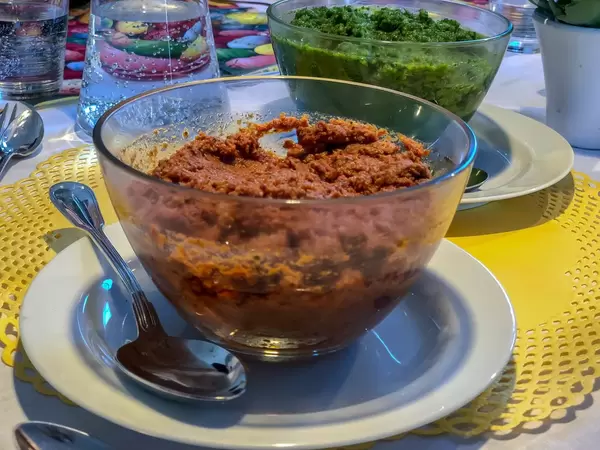 Rote und grüne Pesto