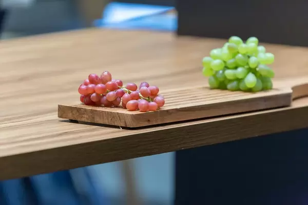 Rote und grüne Weintrauben auf einem Schneidebrett