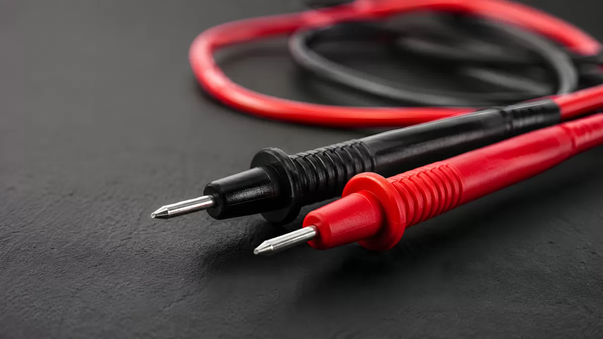 Rote und schwarze Multimeter-Messleitungen Nahaufnahme