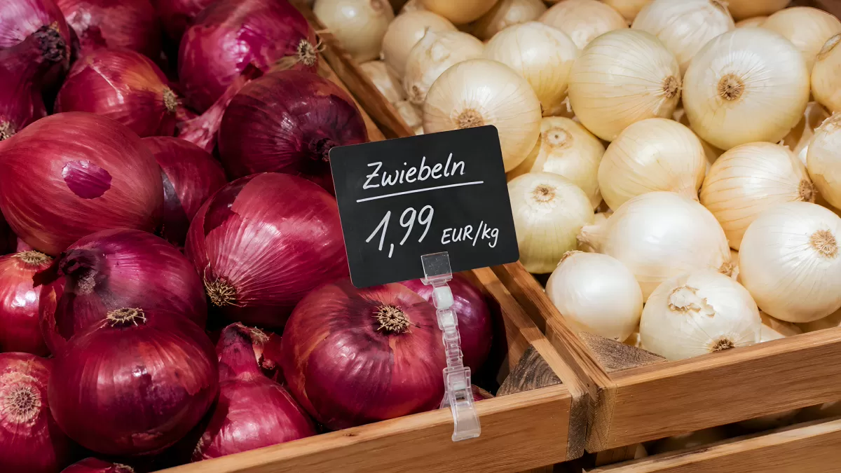 Rote und weiße Zwiebeln auf dem Wochenmarkt