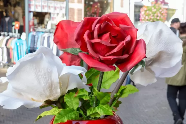 Rote und weiße Kunstrosen in einer Vase