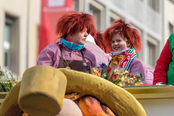 Rote, ungepflegte Haare und rot-weiß karierte Hemden - Kölner Karneval 2018