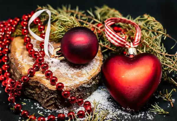 Rote Weihnachtsbaumkugeln und weiterer Schmuck