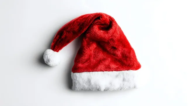 Rote Weihnachtsmütze auf weißem Hintergrund