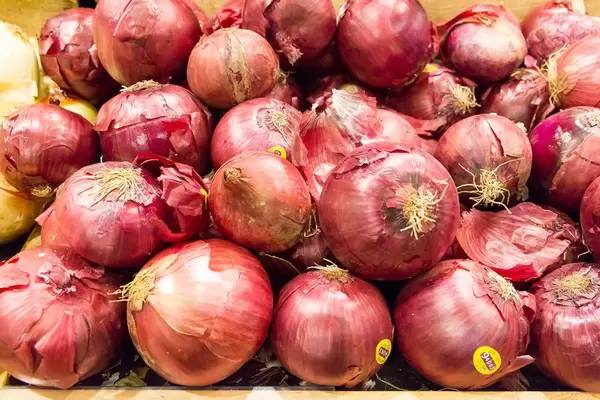 Rote Zwiebeln im Whole Foods Market