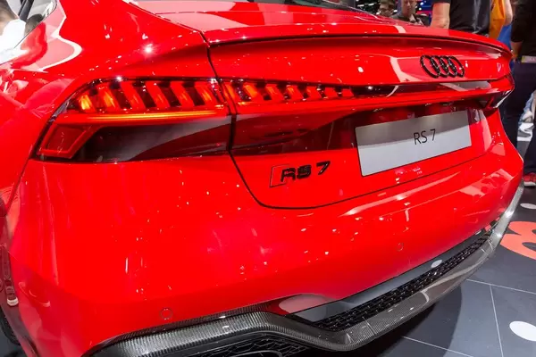 Roter Audi RS 7 Sportback C8, V8-Mild-Hybrid, Heckansicht