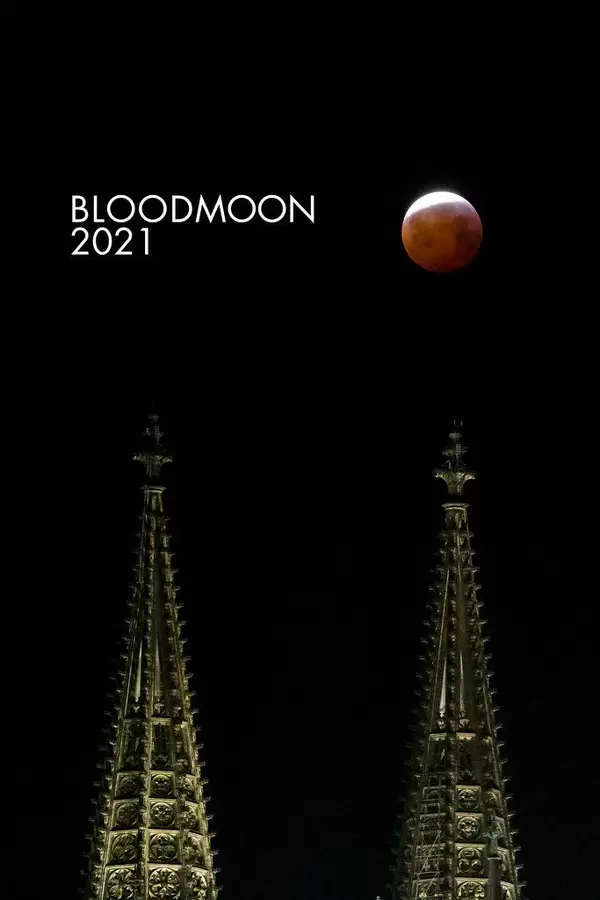 Roter Blutmond über dem Kölner Dom bei schwarzer Nacht, mit dem Bildtitel: Bloodmoon 2021