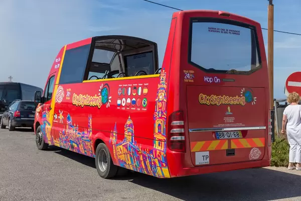 Roter Cabrio Besichtigungsbus ohne Dach