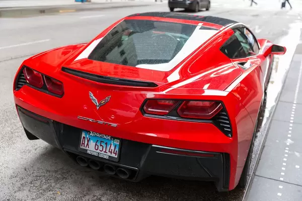 Roter Corvette Sportwagen in Downtown Chicago geparkt: Aufnahme von hinten