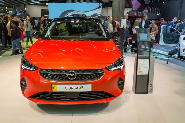 Roter Elektro-Kleinwagen von Opel: Corsa-e mit 11-kW-Bordlader, aus der Frontansicht, ausgestellt auf der IAA