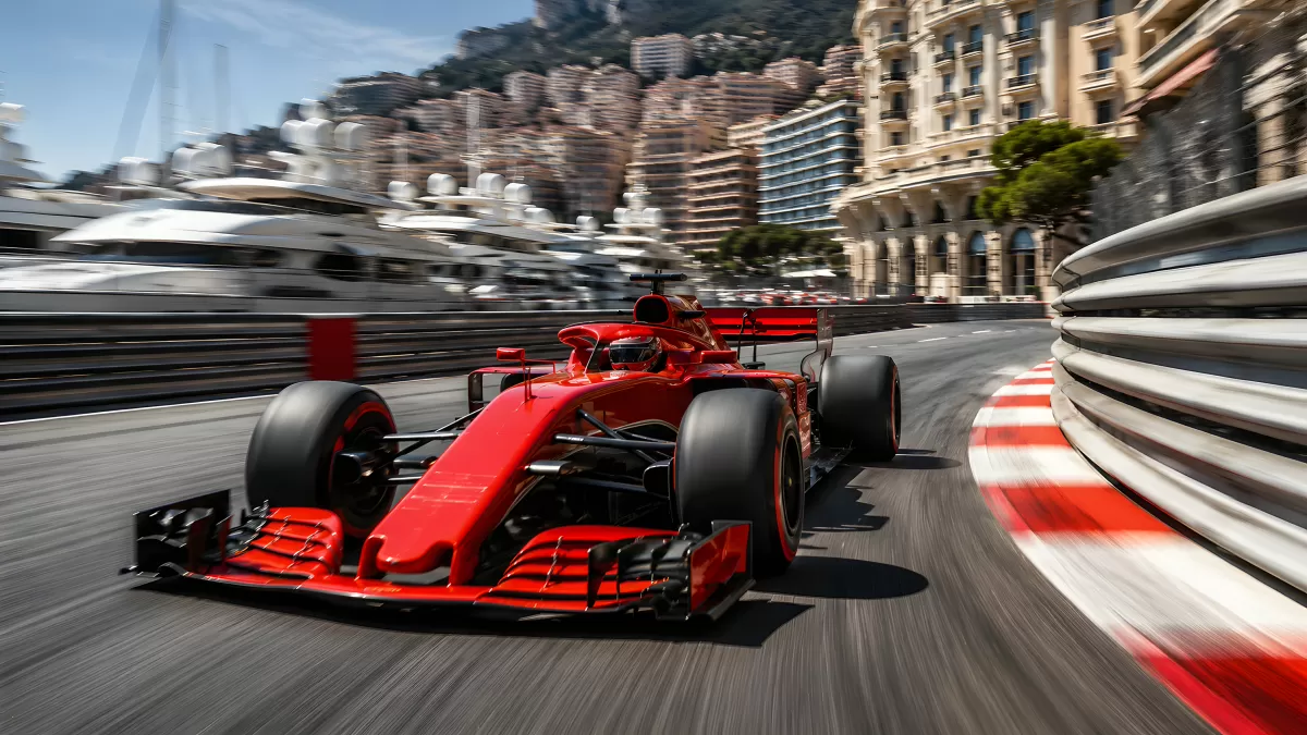 Roter Formel-1-Bolide auf dem Stadtkurs in Monaco