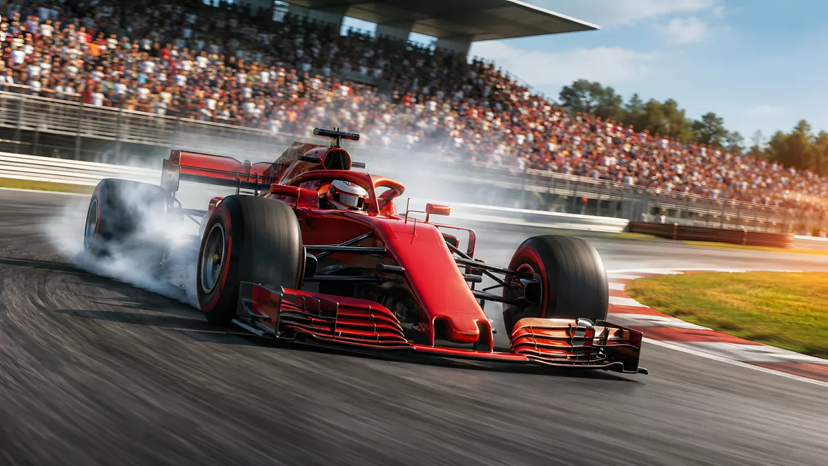 Roter Formel-1-Bolide driftet durch Rennkurve