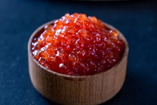 Roter Kaviar in einer Holzschüssel in der Nahaufnahme