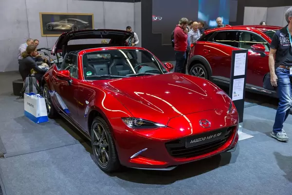 Roter Mazda MX-5 von vorne an der Photokina in Köln