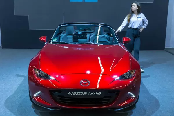 Roter Mazda MX-5 von vorne mit Hostesse an der Photokina in Köln