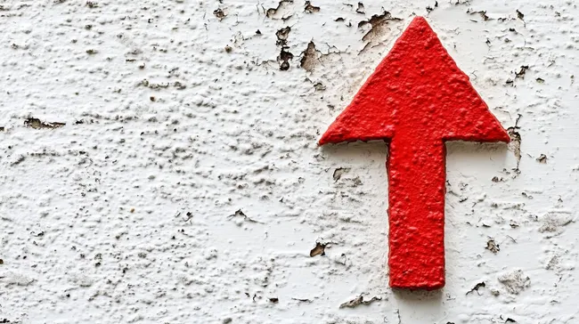 Roter Pfeil auf strukturierter Wand - Wegweiser Konzept