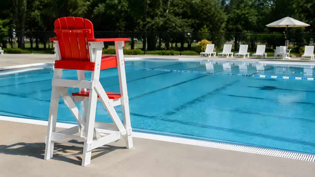 Roter Rettungsstuhl am leeren Freibad-Becken