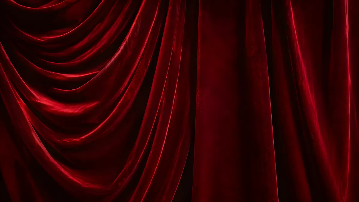 Roter Samtvorhang in eleganten Theaterfalten