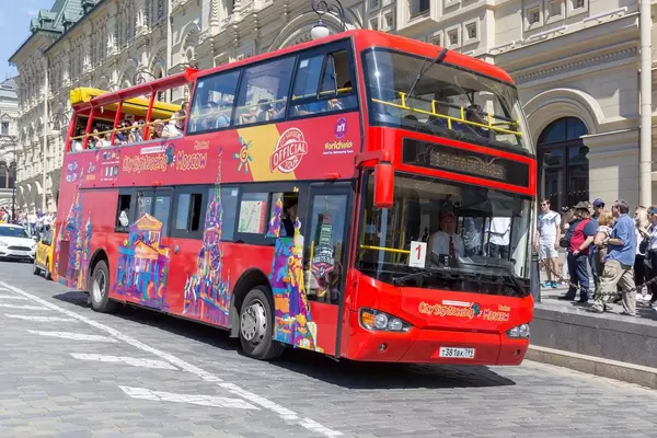 Roter Sightseeing Bus in Moskau