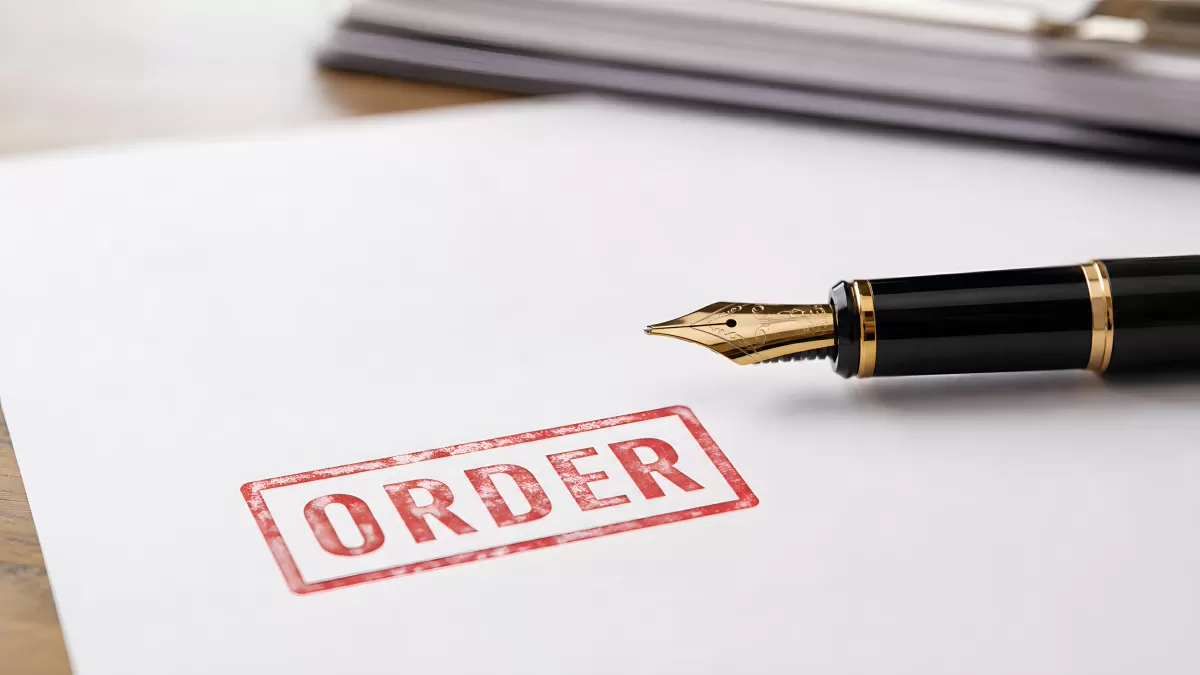 Roter Stempelaufdruck ORDER auf weißem Dokument