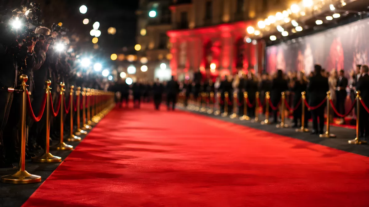 Roter Teppich bei glamouröser Filmpremiere bei Nacht