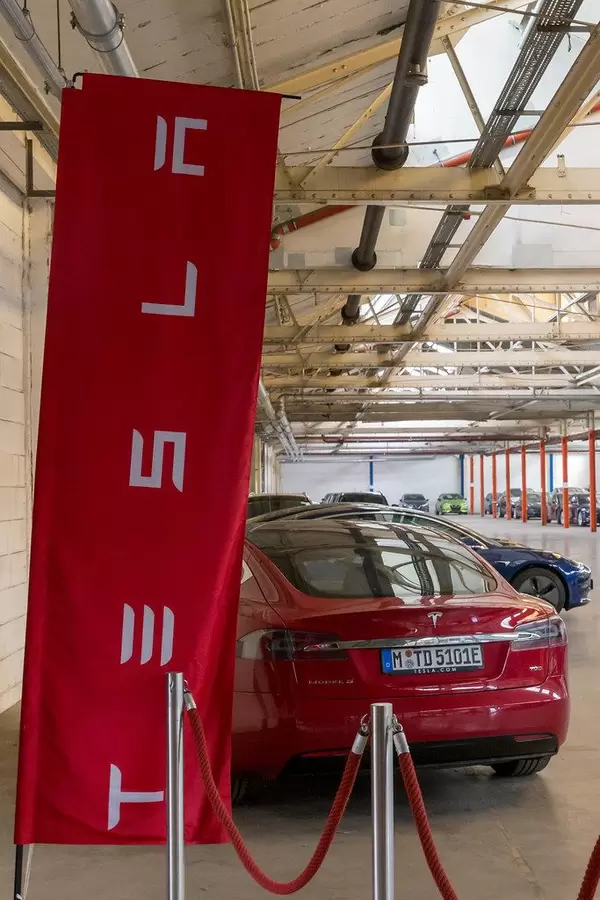Roter Tesla Model S in der Auslieferungshalle in Neuss