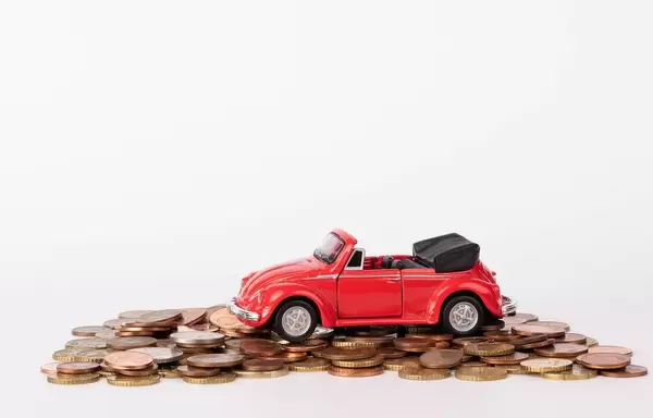 Rotes Auto auf einer Menge Euromünzen