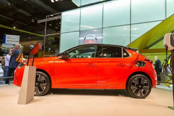 Rotes E-Auto von Opel: Corsa-e beim Aufladen mit Universalkabel an einer Wall Box Ladestation