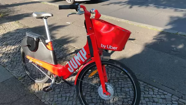 Rotes Elektrorad Jump von Uber, steht auf dem Bürgersteig