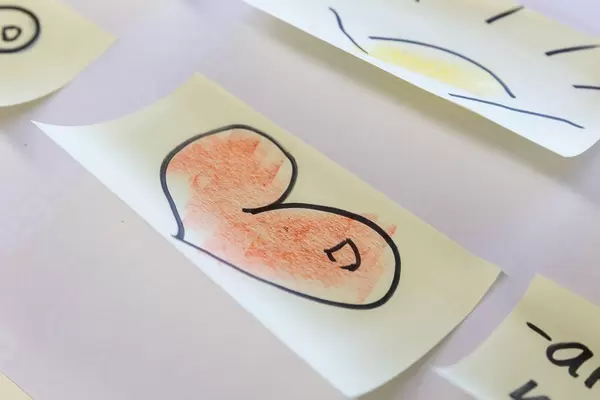 Rotes Herz auf einem Klebezettel