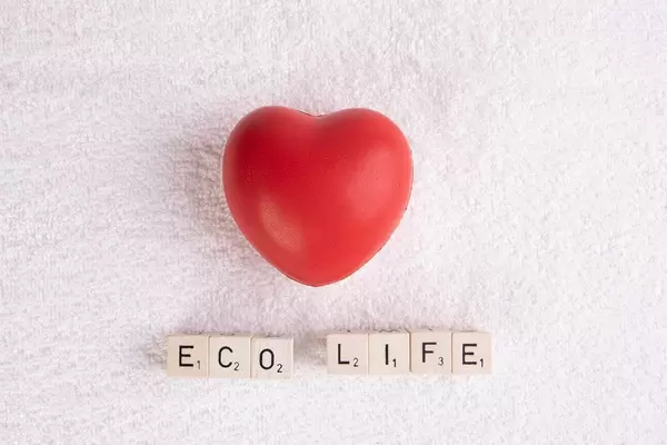 Rotes Herz auf weißem Handtuch, mit dem Text "Eco Life" / Öko-Leben