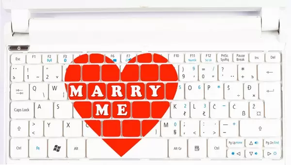 Rotes Herz mit Text MARRY ME (Heirate mich) als Heiratsantrag oder für Valentinstag auf Tastatur