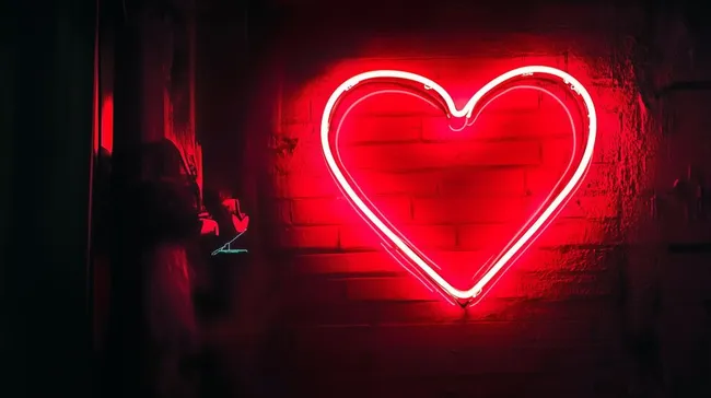 Rotes Neonherz an Ziegelwand - Stimmungsvolle Liebesfotografie