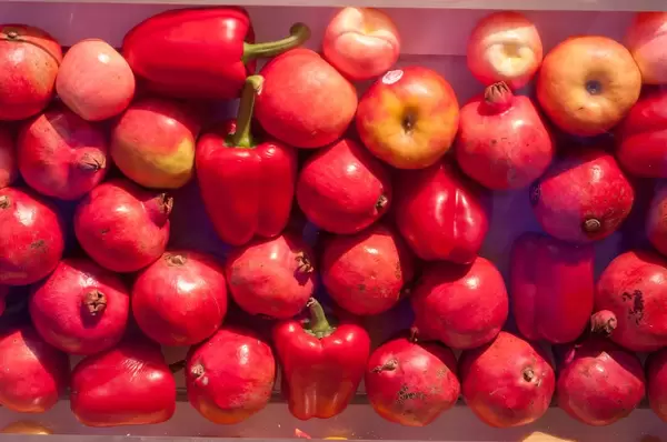 Rotes Obst und Gemüse: Äpfel, Granatäpfel, rote Paprika