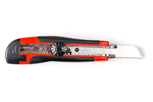 Rotes Papiermesser vor weißem Hintergrund