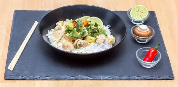 Rotes Putencurry mit selbstgemachter Currypaste und Basmatireis und Zucchini