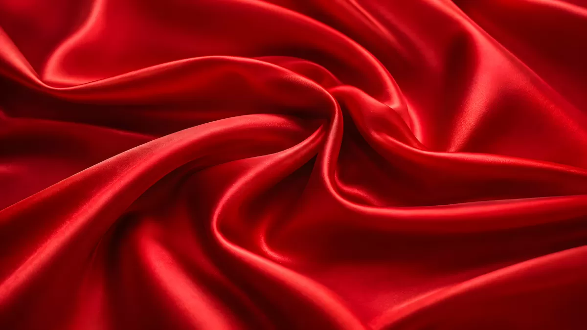 Rotes Satin-Tuch mit eleganten Falten und Glanz